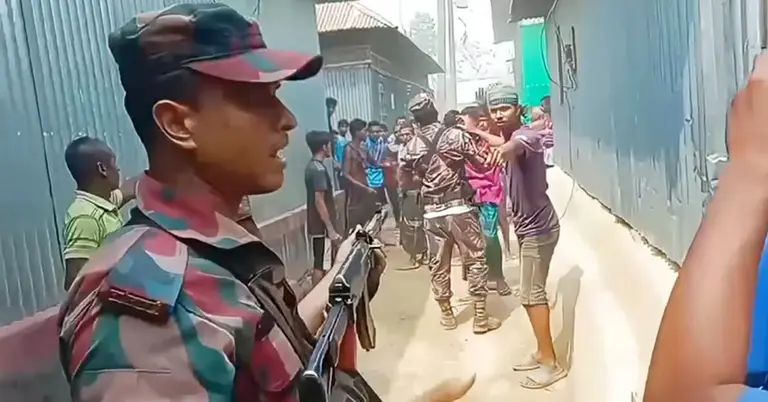 বিজিবি সদস্যদের গ্রামবাসীর বাধা